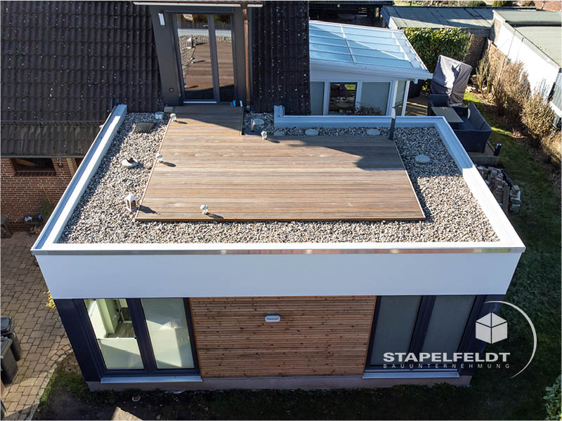 Die Firma Stapelfeldt Bauunternehmung in Geesthacht führt Betonier- und Schalungsarbeiten für einen Anbau mit Dachterasse an einem Bestandsgebäude / Einfamilienhaus (EFH) im Hamburger Umland aus