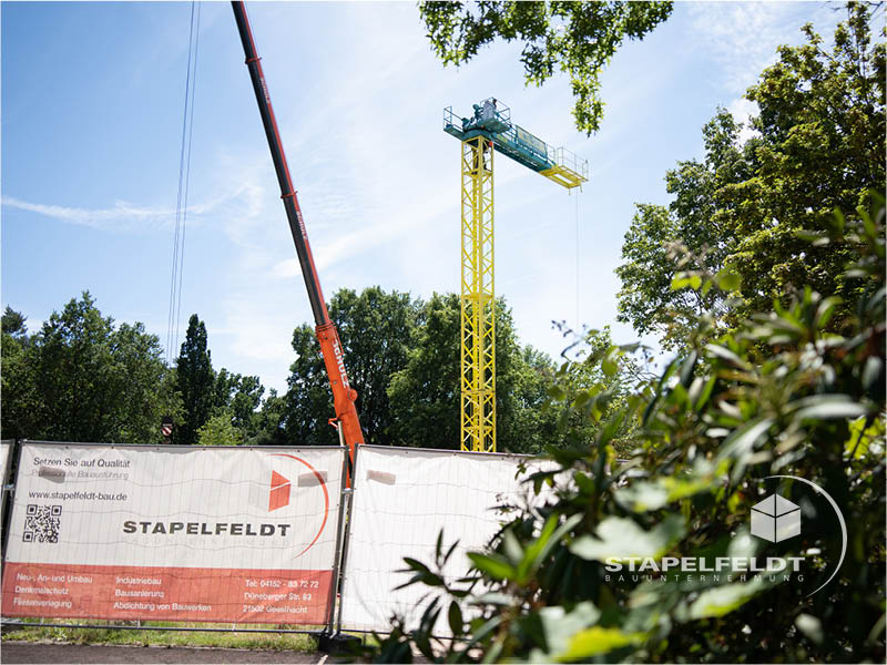Kranaufbau | öffentlicher Neubau einer Rettungswache für das Johanniter-Krankenhaus Geesthacht durch das Bauunternehmen Stapelfeldt Bauunternehmung