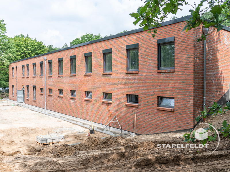 kurz vor Fertigstellung | öffentlicher Neubau einer Rettungswache für das Johanniter-Krankenhaus Geesthacht durch das Bauunternehmen Stapelfeldt Bauunternehmung