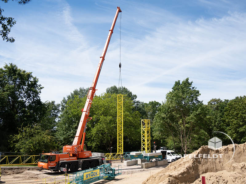 Kranaufbau | öffentlicher Neubau einer Rettungswache für das Johanniter-Krankenhaus Geesthacht durch das Bauunternehmen Stapelfeldt Bauunternehmung