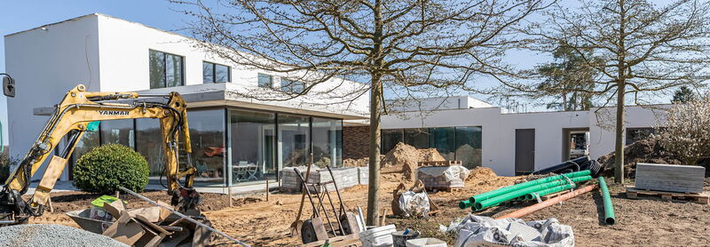 moderner Neubau mit großen Fensterfronten, Schwimmbad und Aufzug Gemeinde Jesteburg Bauunternehmen Stapelfeldt Bauunternehmung