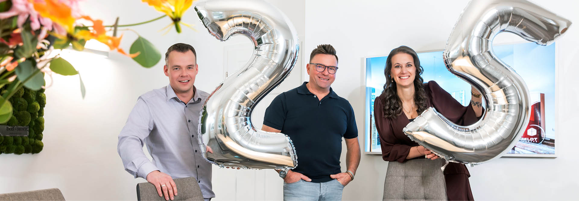 Team der Stapelfeldt Bauunternehmung mit 25-Jahre-Ballons zum Firmenjubiläum in Geesthacht