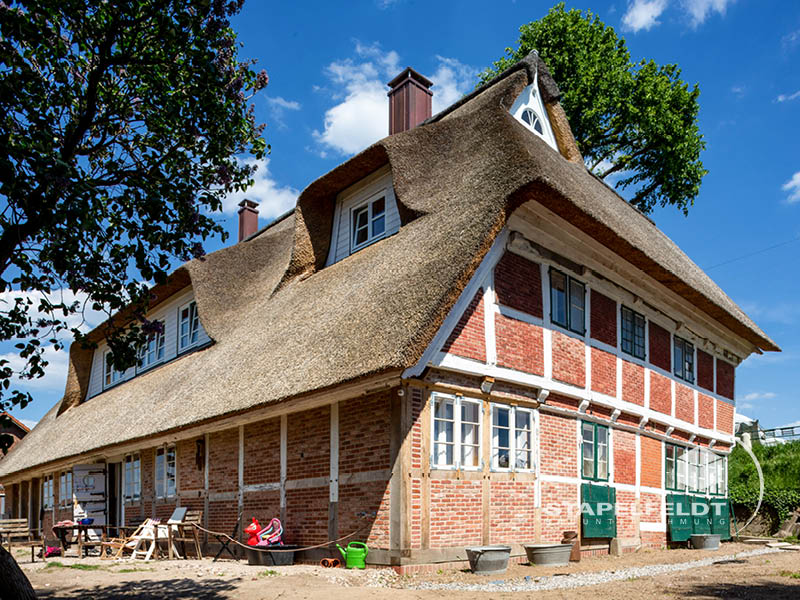 Bauunternehmen für Hamburg - Haus bauen in Altengamme - Reetdachhaus Fachwerkhaus sanieren & umbauen - Baudenkmal, Ferienwohnungen, Eventlocation - privater Wohnungsbau / Wohnbau