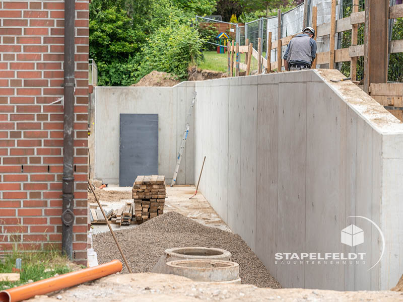 Bauunternehmen für Hamburg - Haus bauen in Lohbrügge - Sanierung / Neubau einer Winkelstützwand zum Höhenausgleich zweier Grundstücke - privater Wohnungsbau / Wohnbau