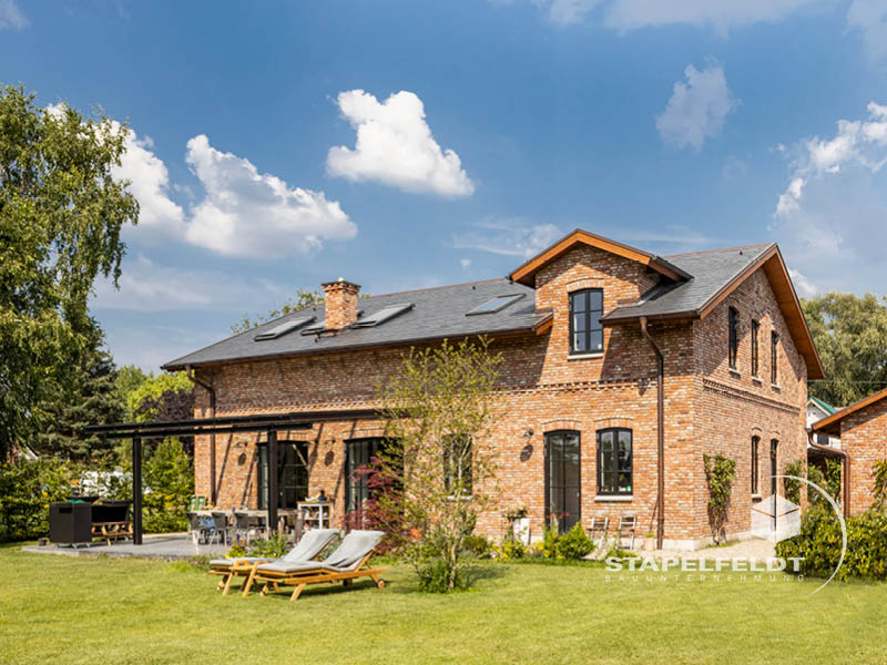 Bauunternehmen für Hamburg - Haus bauen in Bergedorf - Neubau eines individuellen Einfamilienhauses mit Klinker - privater Wohnungsbau / Wohnbau