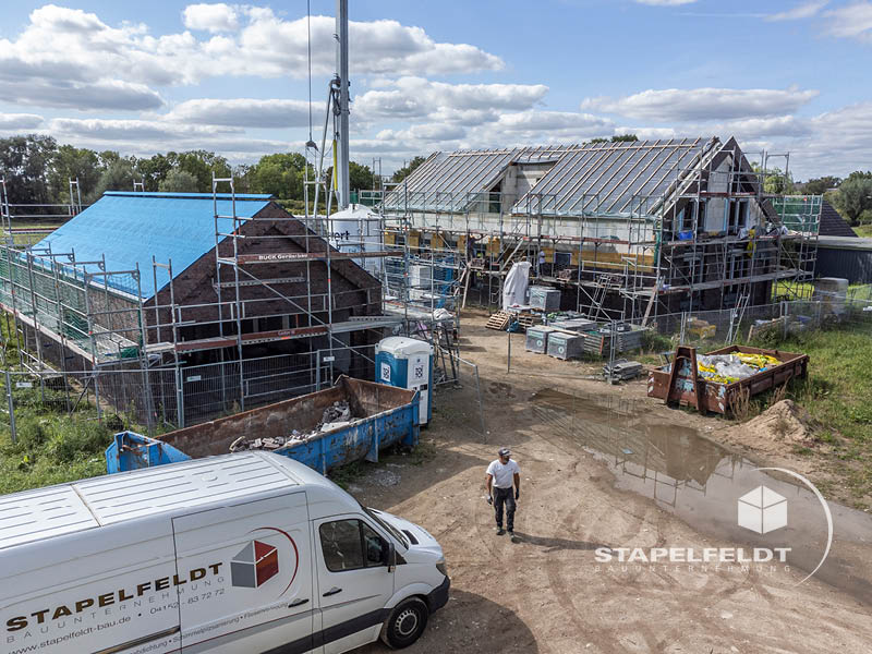 Bauunternehmen für Hamburg - Haus bauen in Vierlande - Neubau eines exklusiven Einfamilienhauses mit Nebengebäude - privater Wohnungsbau / Wohnbau