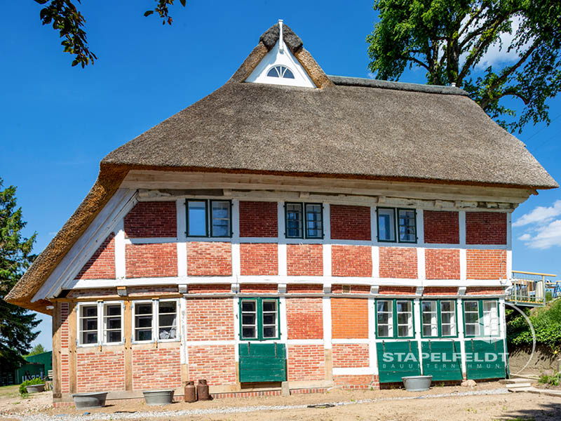 Haus Anna Elbe Sanierung Sanierungsmaßnahmen Denkmalschutz historisch Fachwerkhaus Verblendziegel Fachwerk Altengamme Reetdachhaus Fundament Mauerwerk Sohlenplatte Bauunternehmen Stapelfeldt Bauunternehmung Geesthacht Großraum Hamburg Lauenburg Lüneburg