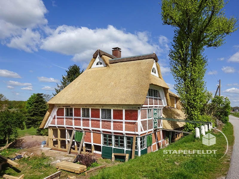Haus Anna Elbe Sanierung Sanierungsmaßnahmen Denkmalschutz historisch Fachwerkhaus Verblendziegel Fachwerk Altengamme Reetdachhaus Fundament Mauerwerk Sohlenplatte Bauunternehmen Stapelfeldt Bauunternehmung Geesthacht Großraum Hamburg Lauenburg Lüneburg