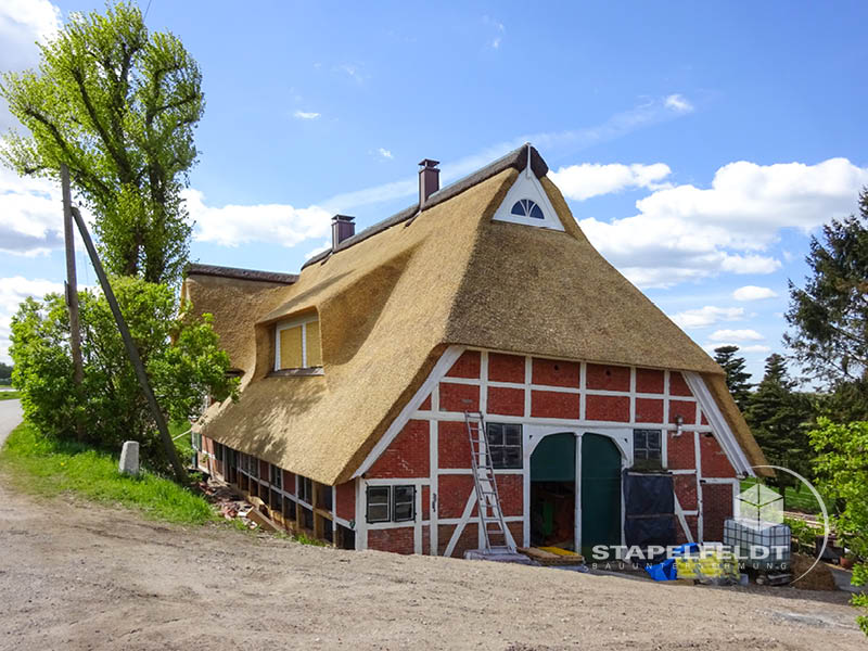 Haus Anna Elbe Sanierung Sanierungsmaßnahmen Denkmalschutz historisch Fachwerkhaus Verblendziegel Fachwerk Altengamme Reetdachhaus Fundament Mauerwerk Sohlenplatte Bauunternehmen Stapelfeldt Bauunternehmung Geesthacht Großraum Hamburg Lauenburg Lüneburg