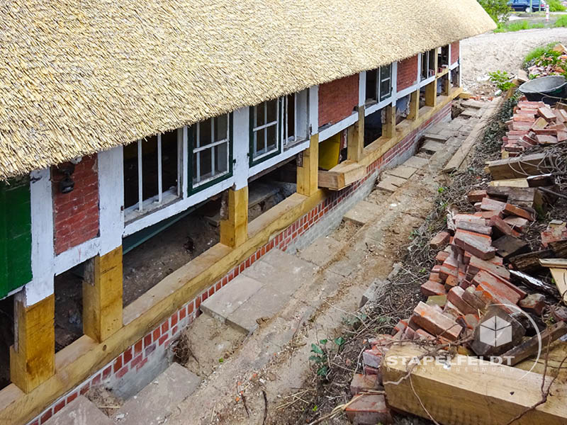 Haus Anna Elbe Sanierung Sanierungsmaßnahmen Denkmalschutz historisch Fachwerkhaus Verblendziegel Fachwerk Altengamme Reetdachhaus Fundament Mauerwerk Sohlenplatte Bauunternehmen Stapelfeldt Bauunternehmung Geesthacht Großraum Hamburg Lauenburg Lüneburg