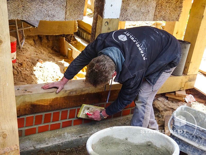 Haus Anna Elbe Sanierung Sanierungsmaßnahmen Denkmalschutz historisch Fachwerkhaus Verblendziegel Fachwerk Altengamme Reetdachhaus Fundament Mauerwerk Sohlenplatte Bauunternehmen Stapelfeldt Bauunternehmung Geesthacht Großraum Hamburg Lauenburg Lüneburg