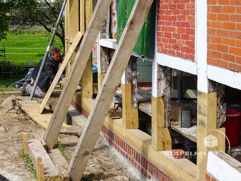 Haus Anna Elbe Sanierung Sanierungsmaßnahmen Denkmalschutz historisch Fachwerkhaus Verblendziegel Fachwerk Altengamme Reetdachhaus Fundament Mauerwerk Sohlenplatte Bauunternehmen Stapelfeldt Bauunternehmung Geesthacht Großraum Hamburg Lauenburg Lüneburg