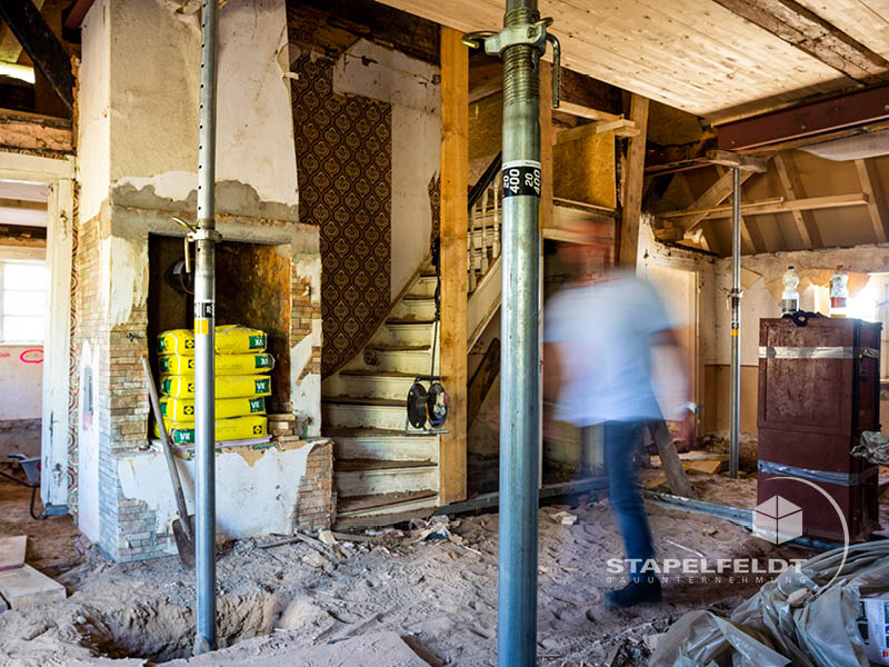 Sanierung Komplettsanierung Denkmalschutz historisches Fachwerkhaus Umbau Verblendziegel Fachwerk Altengamme Reetdachhaus Fundament Mauerwerk Sohlenplatte Bauunternehmen Stapelfeldt Bauunternehmung Geesthacht Großraum Hamburg Lauenburg Lüneburg
