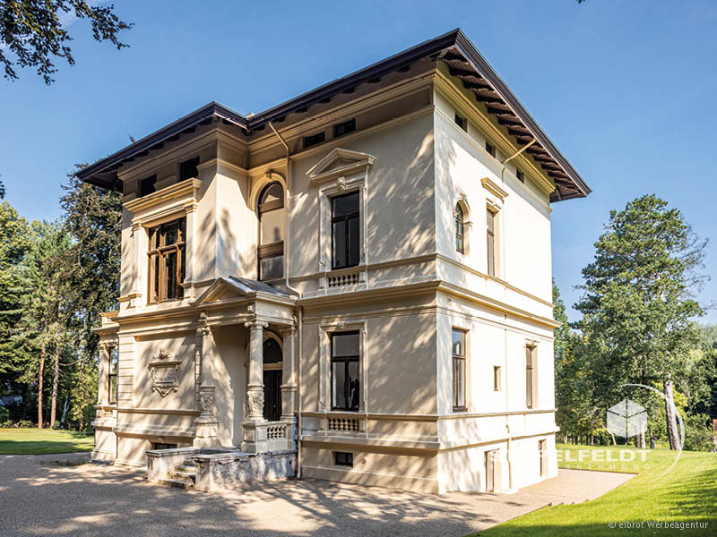 Sanierung Denkmalschutz Fassadensanierung Stuckateurarbeiten denkmalgeschützte Villa Mölln Restaurierung Fassade Stuck Stuckornamente Gesimse Stuckateur Bauunternehmen Stapelfeldt Bauunternehmung