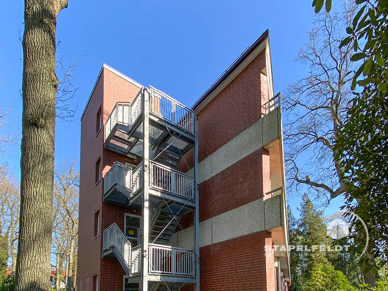Außentreppe Treppenhaus Umbau Umbaumaßnahmen Seniorenheim Altenheim Seniorenanlage Aufstockung Wohltorf barrierefreies Wohnen Bauen Barrierefreiheit rollstuhlgerecht Bauunternehmen Stapelfeldt Bauunternehmung