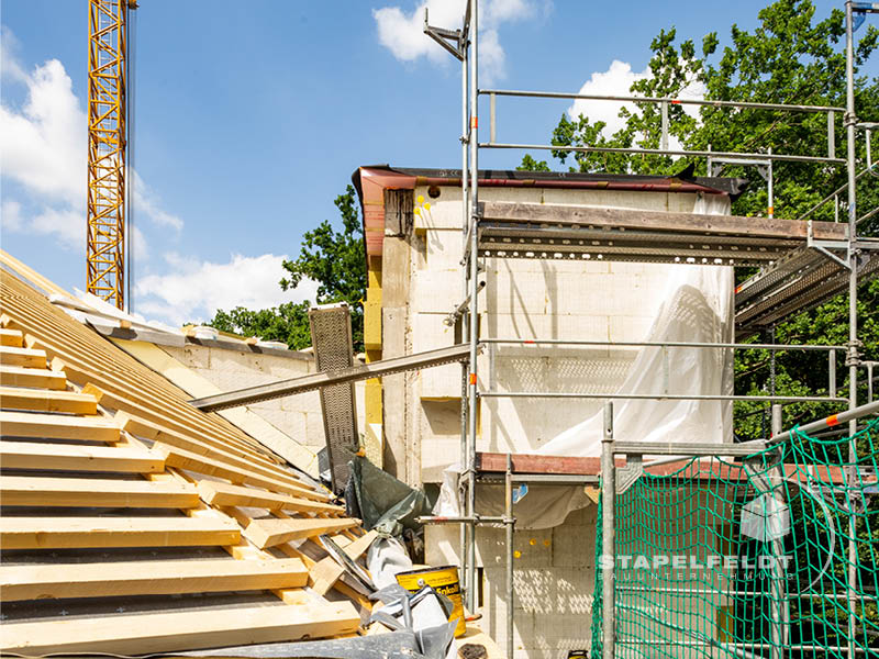 Dachausbau mit Fahrstuhlschacht Umbau Umbaumaßnahmen Seniorenheim Altenheim Seniorenanlage Aufstockung Wohltorf barrierefreies Wohnen Bauen Barrierefreiheit rollstuhlgerecht Bauunternehmen Stapelfeldt Bauunternehmung