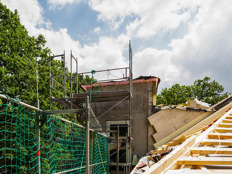 Dachausbau mit Fahrstuhlschacht Umbau Umbaumaßnahmen Seniorenheim Altenheim Seniorenanlage Aufstockung Wohltorf barrierefreies Wohnen Bauen Barrierefreiheit rollstuhlgerecht Bauunternehmen Stapelfeldt Bauunternehmung