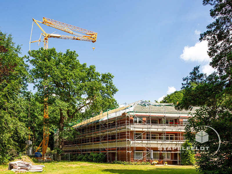 eingerüstet Umbau Umbaumaßnahmen Seniorenheim Altenheim Seniorenanlage Aufstockung Wohltorf barrierefreies Wohnen Bauen Barrierefreiheit rollstuhlgerecht Bauunternehmen Stapelfeldt Bauunternehmung