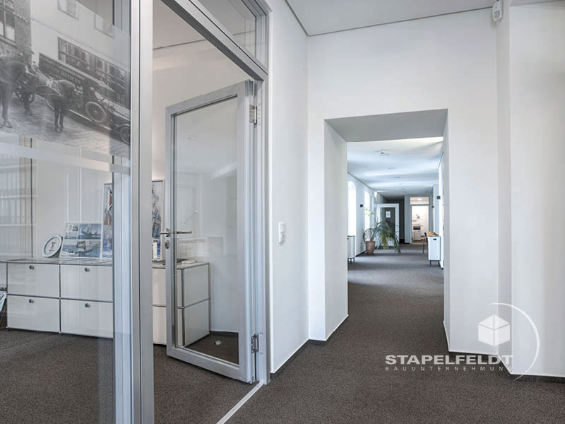 Bauunternehmen für Industriebau Bauunternehmen Umbau Schlachthof Verwaltungsgebäude Büroetage Hamburg Sankt Pauli Abbrucharbeiten Sanierung Fassade Denkmalschutz Sanierungsmaßnahmen Lagerhalle Werkshalle Industriegebäude Stapelfeldt Bauunternehmung