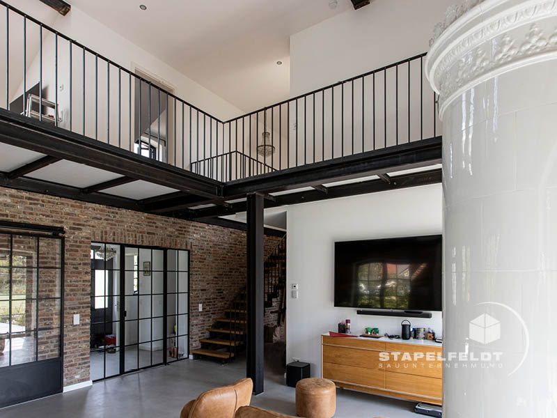 Haus bauen Bauunternehmen Hamburg Tatenberg Neubau Neubauvorhaben Hausbau Wohnhaus Industrial Style Einfamilienhaus Bruchstein Emden Granitsockel Verblendmauerwerk Rohbau Zierverbände Fassadenverblendung Stapelfeldt Bauunternehmung