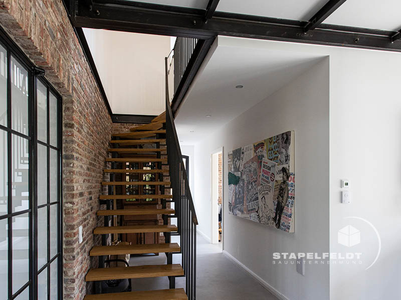 Haus bauen Bauunternehmen Hamburg Tatenberg Neubau Neubauvorhaben Hausbau Wohnhaus Industrial Style Einfamilienhaus Bruchstein Emden Granitsockel Verblendmauerwerk Rohbau Zierverbände Fassadenverblendung Stapelfeldt Bauunternehmung
