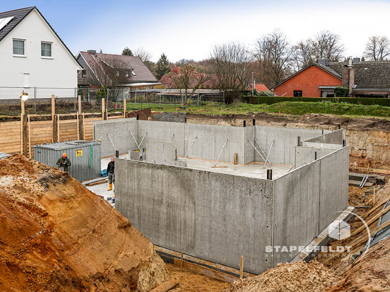 Haus bauen Büchen Pötrau Bauunternehmen Neubau Neubauvorhaben Neubauwohnungen Hausbau Wohnhaus Energieeffizienz KfW55 barrierefreie Wohnungen DIN 18040-1/2 Mehrfamilienhäuser Raiffeisenbank eG Rohbau Großen Sandkamp Stapelfeldt Bauunternehmung