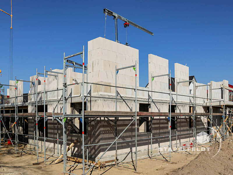 Haus bauen Büchen Pötrau Bauunternehmen Neubau Neubauvorhaben Neubauwohnungen Hausbau Wohnhaus Energieeffizienz KfW55 barrierefreie Wohnungen DIN 18040-1/2 Mehrfamilienhäuser Raiffeisenbank eG Rohbau Großen Sandkamp Stapelfeldt Bauunternehmung