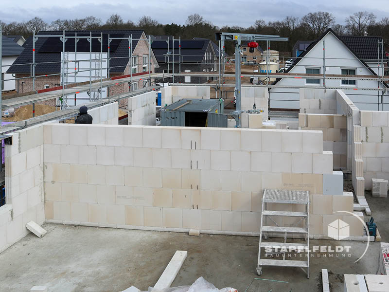 Haus bauen Büchen Pötrau Bauunternehmen Neubau Neubauvorhaben Neubauwohnungen Hausbau Wohnhaus Energieeffizienz KfW55 barrierefreie Wohnungen DIN 18040-1/2 Mehrfamilienhäuser Raiffeisenbank eG Rohbau Großen Sandkamp Stapelfeldt Bauunternehmung