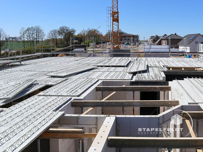 Haus bauen Büchen Pötrau Bauunternehmen Neubau Neubauvorhaben Neubauwohnungen Hausbau Wohnhaus Energieeffizienz KfW55 barrierefreie Wohnungen DIN 18040-1/2 Mehrfamilienhäuser Raiffeisenbank eG Rohbau Großen Sandkamp Stapelfeldt Bauunternehmung