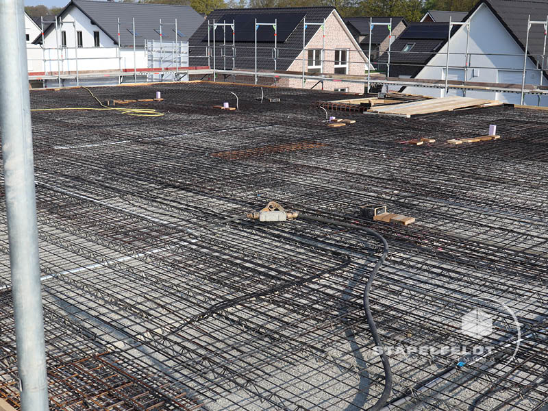 Haus bauen Büchen Pötrau Bauunternehmen Neubau Neubauvorhaben Neubauwohnungen Hausbau Wohnhaus Energieeffizienz KfW55 barrierefreie Wohnungen DIN 18040-1/2 Mehrfamilienhäuser Raiffeisenbank eG Rohbau Großen Sandkamp Stapelfeldt Bauunternehmung