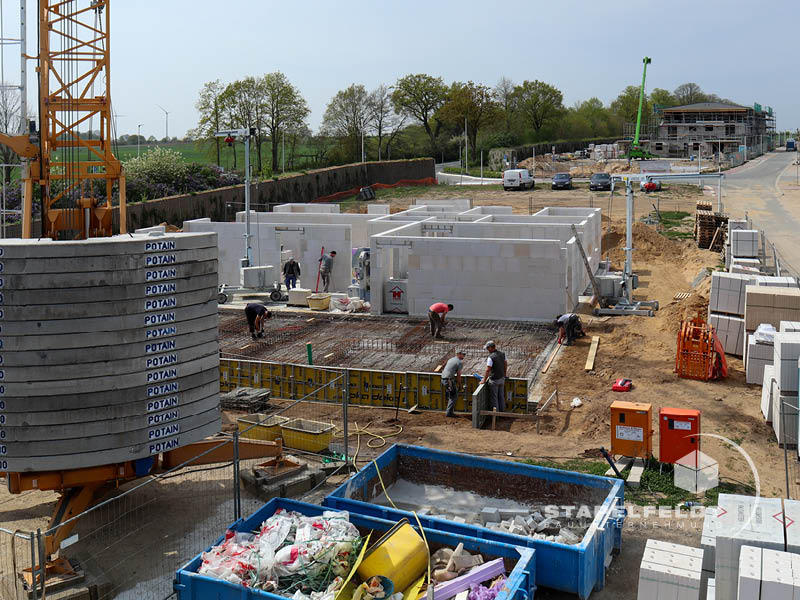 Haus bauen Büchen Pötrau Bauunternehmen Neubau Neubauvorhaben Neubauwohnungen Hausbau Wohnhaus Energieeffizienz KfW55 barrierefreie Wohnungen DIN 18040-1/2 Mehrfamilienhäuser Raiffeisenbank eG Rohbau Großen Sandkamp Stapelfeldt Bauunternehmung