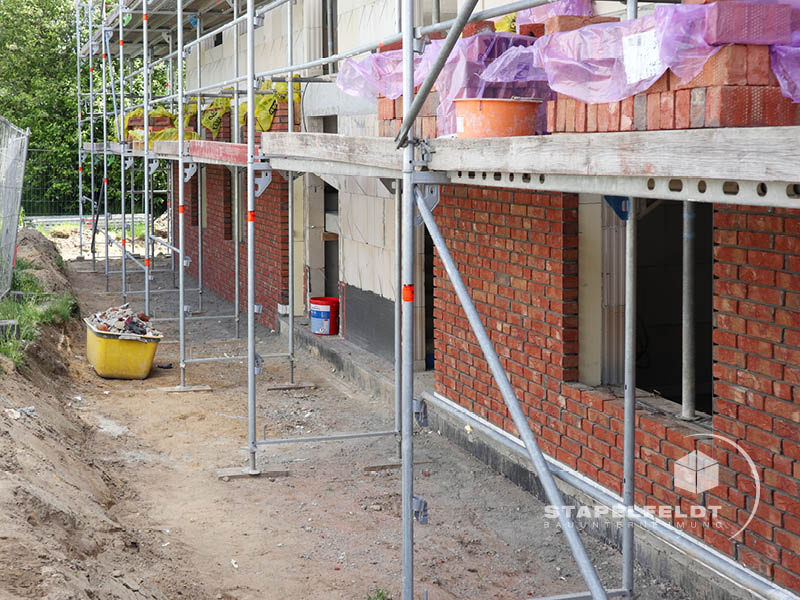 Haus bauen Büchen Pötrau Bauunternehmen Neubau Neubauvorhaben Neubauwohnungen Hausbau Wohnhaus Energieeffizienz KfW55 barrierefreie Wohnungen DIN 18040-1/2 Mehrfamilienhäuser Raiffeisenbank eG Rohbau Großen Sandkamp Stapelfeldt Bauunternehmung