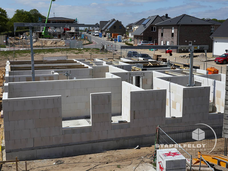Haus bauen Büchen Pötrau Bauunternehmen Neubau Neubauvorhaben Neubauwohnungen Hausbau Wohnhaus Energieeffizienz KfW55 barrierefreie Wohnungen DIN 18040-1/2 Mehrfamilienhäuser Raiffeisenbank eG Rohbau Großen Sandkamp Stapelfeldt Bauunternehmung