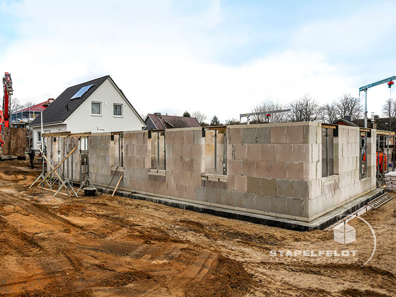 Haus bauen Büchen Pötrau Bauunternehmen Neubau Neubauvorhaben Neubauwohnungen Hausbau Wohnhaus Energieeffizienz KfW55 barrierefreie Wohnungen DIN 18040-1/2 Mehrfamilienhäuser Raiffeisenbank eG Rohbau Großen Sandkamp Stapelfeldt Bauunternehmung