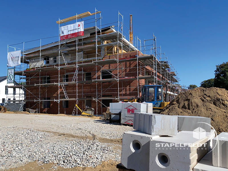 Haus bauen Büchen Pötrau Bauunternehmen Neubau Neubauvorhaben Neubauwohnungen Hausbau Wohnhaus Energieeffizienz KfW55 barrierefreie Wohnungen DIN 18040-1/2 Mehrfamilienhäuser Raiffeisenbank eG Rohbau Großen Sandkamp Stapelfeldt Bauunternehmung