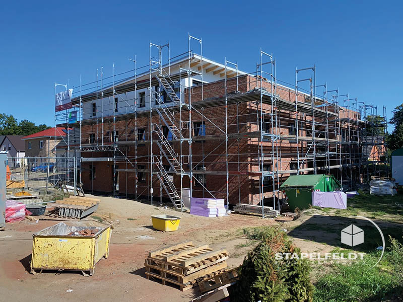 Haus bauen Büchen Pötrau Bauunternehmen Neubau Neubauvorhaben Neubauwohnungen Hausbau Wohnhaus Energieeffizienz KfW55 barrierefreie Wohnungen DIN 18040-1/2 Mehrfamilienhäuser Raiffeisenbank eG Rohbau Großen Sandkamp Stapelfeldt Bauunternehmung