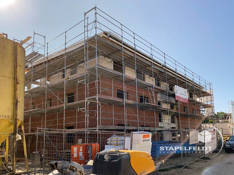 Haus bauen Büchen Pötrau Bauunternehmen Neubau Neubauvorhaben Neubauwohnungen Hausbau Wohnhaus Energieeffizienz KfW55 barrierefreie Wohnungen DIN 18040-1/2 Mehrfamilienhäuser Raiffeisenbank eG Rohbau Großen Sandkamp Stapelfeldt Bauunternehmung