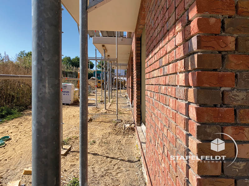 Haus bauen Büchen Pötrau Bauunternehmen Neubau Neubauvorhaben Neubauwohnungen Hausbau Wohnhaus Energieeffizienz KfW55 barrierefreie Wohnungen DIN 18040-1/2 Mehrfamilienhäuser Raiffeisenbank eG Rohbau Großen Sandkamp Stapelfeldt Bauunternehmung