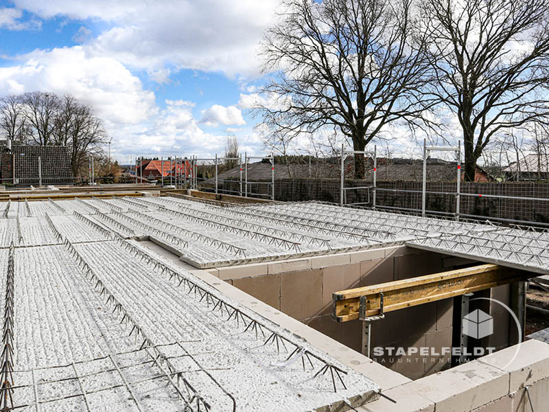Haus bauen Büchen Pötrau Bauunternehmen Neubau Neubauvorhaben Neubauwohnungen Hausbau Wohnhaus Energieeffizienz KfW55 barrierefreie Wohnungen DIN 18040-1/2 Mehrfamilienhäuser Raiffeisenbank eG Rohbau Großen Sandkamp Stapelfeldt Bauunternehmung