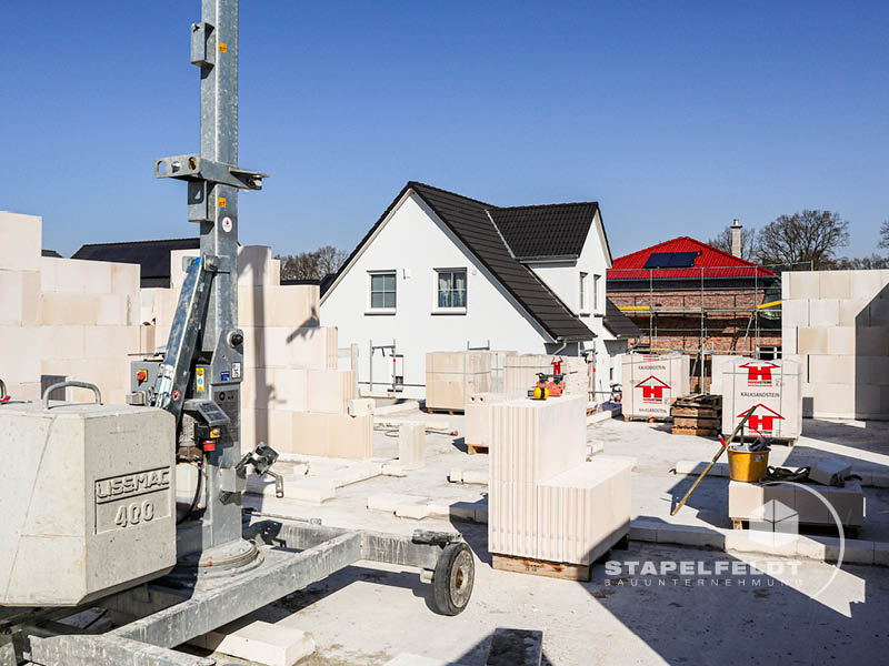 Haus bauen Büchen Pötrau Bauunternehmen Neubau Neubauvorhaben Neubauwohnungen Hausbau Wohnhaus Energieeffizienz KfW55 barrierefreie Wohnungen DIN 18040-1/2 Mehrfamilienhäuser Raiffeisenbank eG Rohbau Großen Sandkamp Stapelfeldt Bauunternehmung