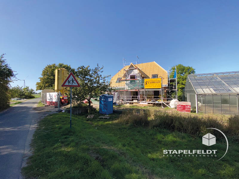 Haus bauen Hamburg Neuengamme Bauunternehmen Neubau Neubauvorhaben Hausbau Wohnhaus Friesenhaus Einfamilienhaus Zwerchgiebel Friesengiebel Maurerarbeiten Klinkerverblendung Verblendklinker Vierlande Marschlande Stapelfeldt Bauunternehmung