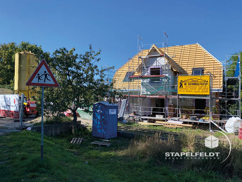 Haus bauen Hamburg Neuengamme Bauunternehmen Neubau Neubauvorhaben Hausbau Wohnhaus Friesenhaus Einfamilienhaus Zwerchgiebel Friesengiebel Maurerarbeiten Klinkerverblendung Verblendklinker Vierlande Marschlande Stapelfeldt Bauunternehmung