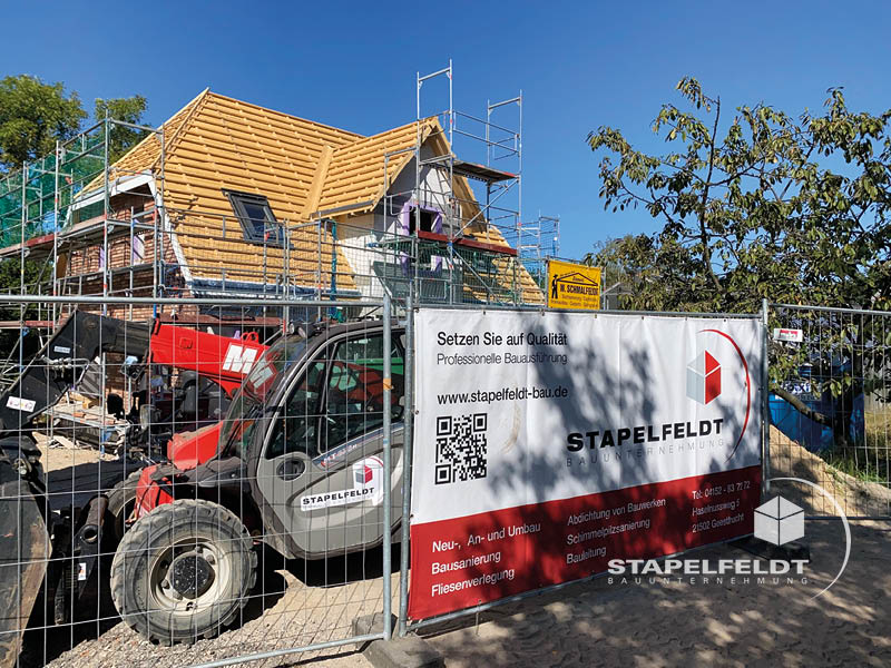 Haus bauen Hamburg Neuengamme Bauunternehmen Neubau Neubauvorhaben Hausbau Wohnhaus Friesenhaus Einfamilienhaus Zwerchgiebel Friesengiebel Maurerarbeiten Klinkerverblendung Verblendklinker Vierlande Marschlande Stapelfeldt Bauunternehmung