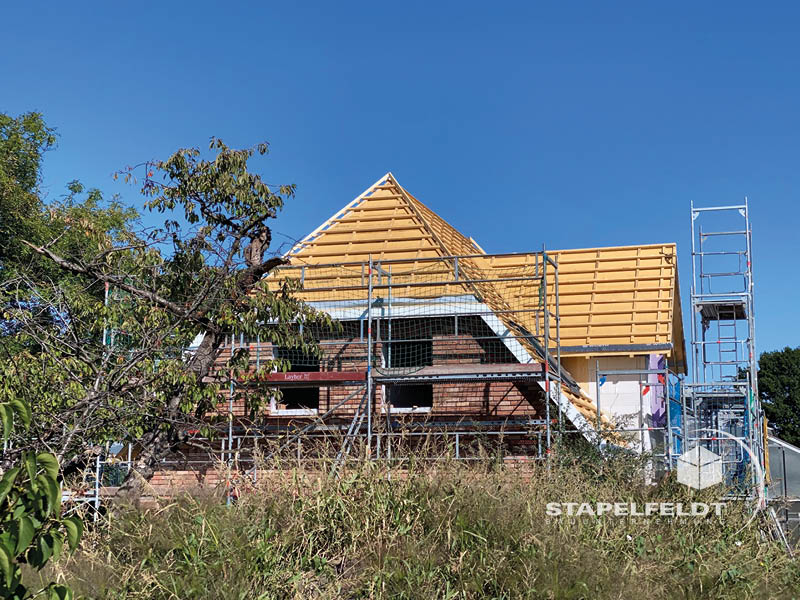 Haus bauen Hamburg Neuengamme Bauunternehmen Neubau Neubauvorhaben Hausbau Wohnhaus Friesenhaus Einfamilienhaus Zwerchgiebel Friesengiebel Maurerarbeiten Klinkerverblendung Verblendklinker Vierlande Marschlande Stapelfeldt Bauunternehmung