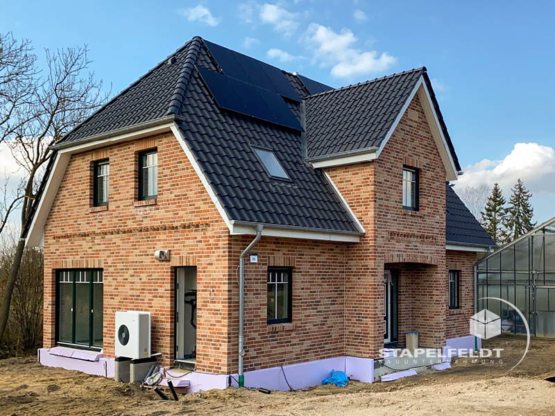 Haus bauen Hamburg Neuengamme Bauunternehmen Neubau Neubauvorhaben Hausbau Wohnhaus Friesenhaus Einfamilienhaus Zwerchgiebel Friesengiebel Maurerarbeiten Klinkerverblendung Verblendklinker Vierlande Marschlande Stapelfeldt Bauunternehmung