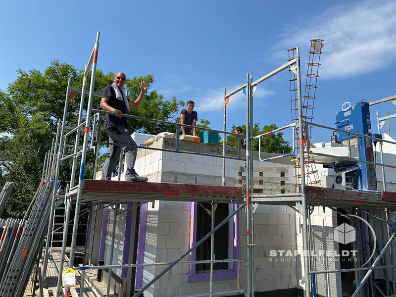 Haus bauen Hamburg Neuengamme Bauunternehmen Neubau Neubauvorhaben Hausbau Wohnhaus Friesenhaus Einfamilienhaus Zwerchgiebel Friesengiebel Maurerarbeiten Klinkerverblendung Verblendklinker Vierlande Marschlande Stapelfeldt Bauunternehmung