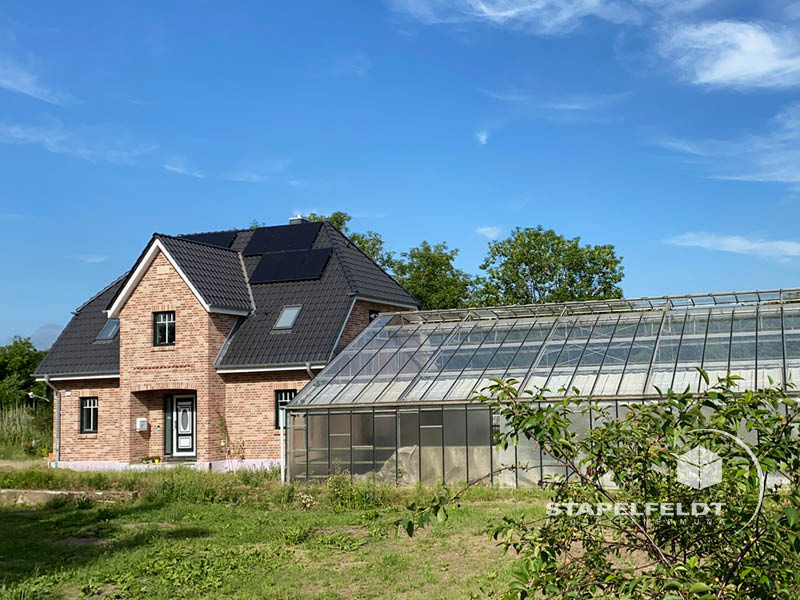 Haus bauen Hamburg Neuengamme Bauunternehmen Neubau Neubauvorhaben Hausbau Wohnhaus Friesenhaus Einfamilienhaus Zwerchgiebel Friesengiebel Maurerarbeiten Klinkerverblendung Verblendklinker Vierlande Marschlande Stapelfeldt Bauunternehmung