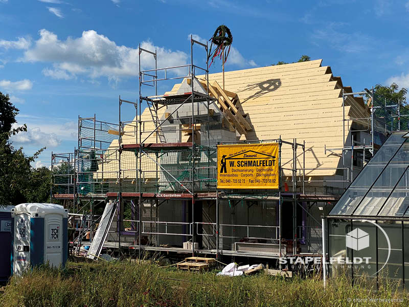 Haus bauen Hamburg Neuengamme Bauunternehmen Neubau Neubauvorhaben Hausbau Wohnhaus Friesenhaus Einfamilienhaus Zwerchgiebel Friesengiebel Maurerarbeiten Klinkerverblendung Verblendklinker Vierlande Marschlande Stapelfeldt Bauunternehmung