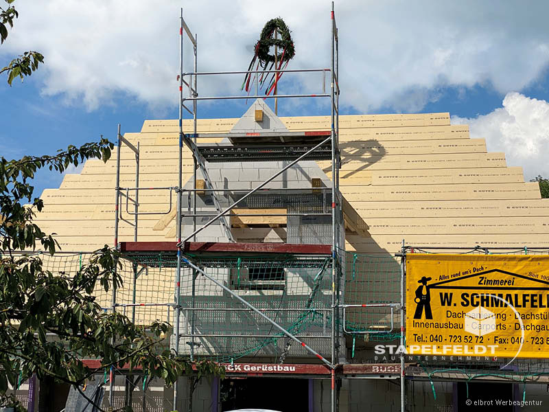 Haus bauen Hamburg Neuengamme Bauunternehmen Neubau Neubauvorhaben Hausbau Wohnhaus Friesenhaus Einfamilienhaus Zwerchgiebel Friesengiebel Maurerarbeiten Klinkerverblendung Verblendklinker Vierlande Marschlande Stapelfeldt Bauunternehmung