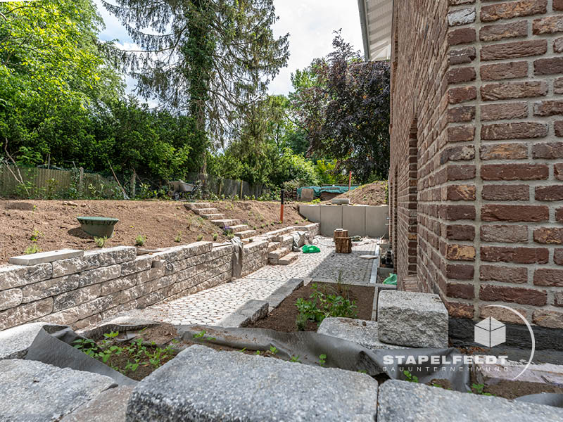Außenanlagen mit Stützmauern und Wegen – Neubau Mehrfamilienhaus Witzhave | Stapelfeldt Bauunternehmung